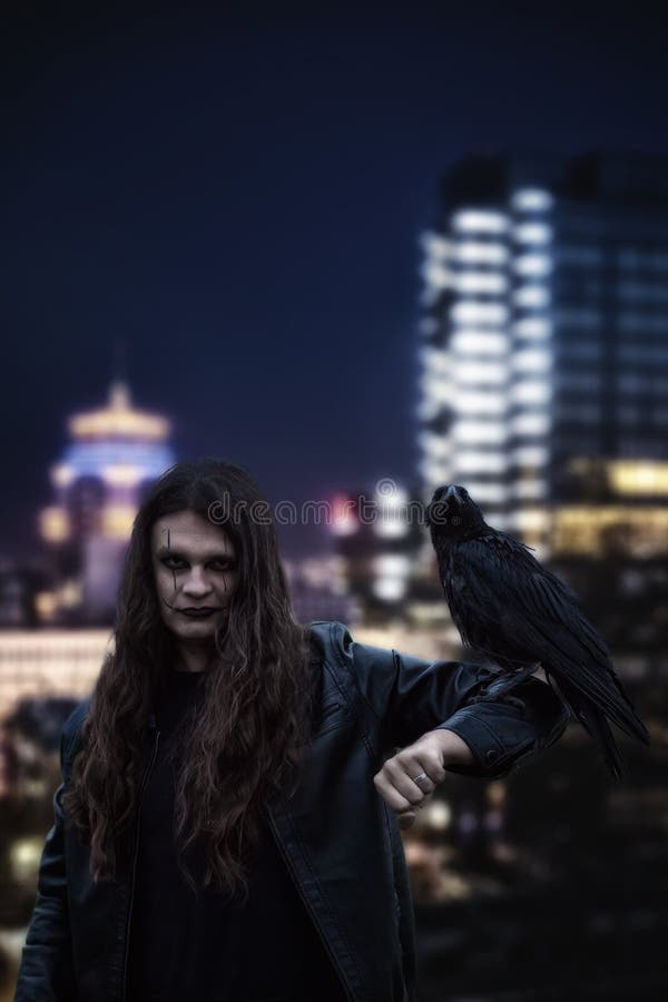 Spooky mężczyzna z wronem na nocnym tle Koncepcja Halloween obrazy royalty free Spooky mężczyzna z wronem na nocnym tle Koncepcja Halloween obrazy royalty free