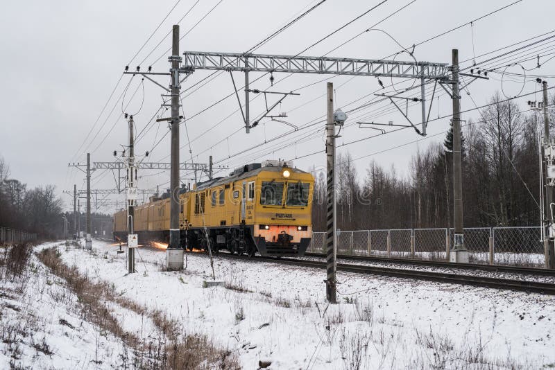 Spoor-malende trein stock fotografie Spoor-malende trein stock fotografie