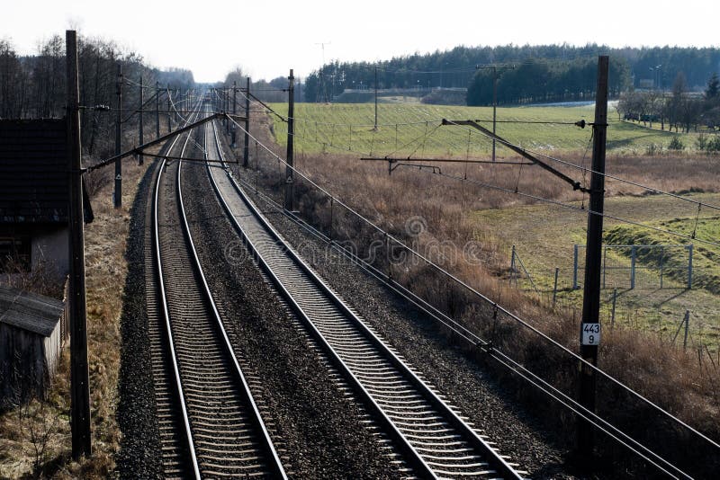 Spoorlijn voor de treinen van het hoge snelheidsspoor Spoorlijn en electr royalty-vrije stock foto Spoorlijn voor de treinen van het hoge snelheidsspoor Spoorlijn en electr royalty-vrije stock foto