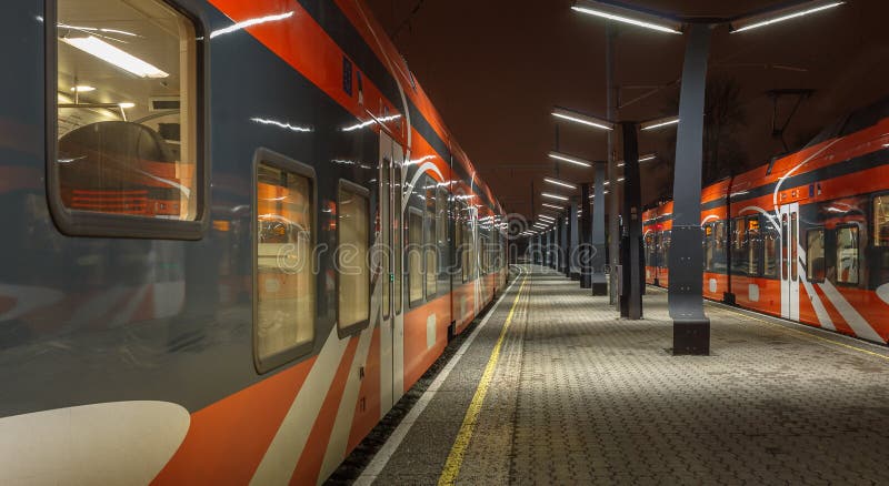 Spoorwegreis en van de bedrijfs vervoersindustrie concept: de mening van de de zomernacht van twee hoge snelheids moderne passagi royalty-vrije stock foto Spoorwegreis en van de bedrijfs vervoersindustrie concept: de mening van de de zomernacht van twee hoge snelheids moderne passagi royalty-vrije stock foto