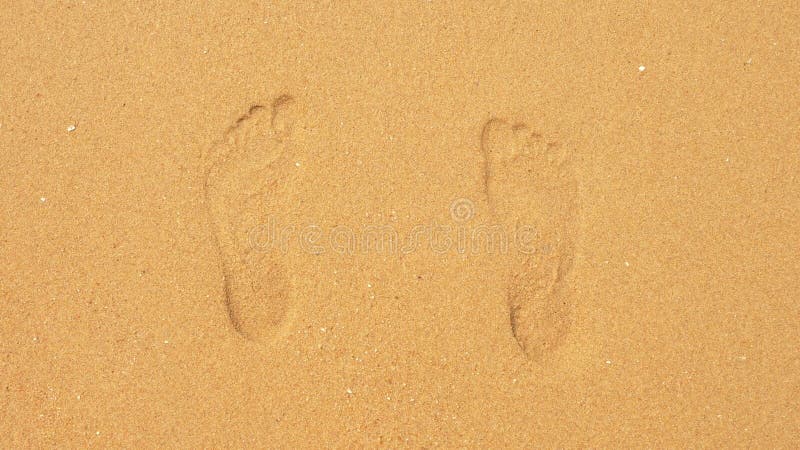 Sporen op het zand die onder de overzeese golven verdwijnen stock fotografie Sporen op het zand die onder de overzeese golven verdwijnen stock fotografie