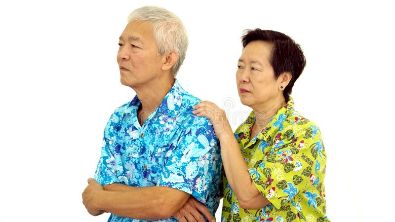 Sporgere le labbra e prova senior asiatiche delle coppie per comporre dopo il combattimento immagini stock Sporgere le labbra e prova senior asiatiche delle coppie per comporre dopo il combattimento immagini stock