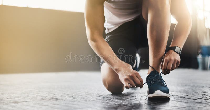 Sport Athlète Et Homme Cravate Des Chaussures Dans Une Salle De Gym Avant  De S'entraîner Pour La Santé Bien-être Et L'endurance. S Photo stock -  Image du adulte, résistance: 277595400