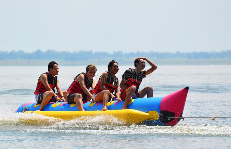 Sport-Bananenboot des Wassers funnny stockfoto Sport-Bananenboot des Wassers funnny stockfoto