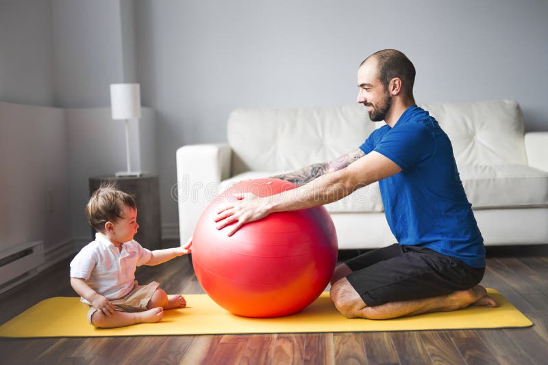 Sport bemannt teilnimmt an Eignung und Yoga mit einem Baby zu Hause