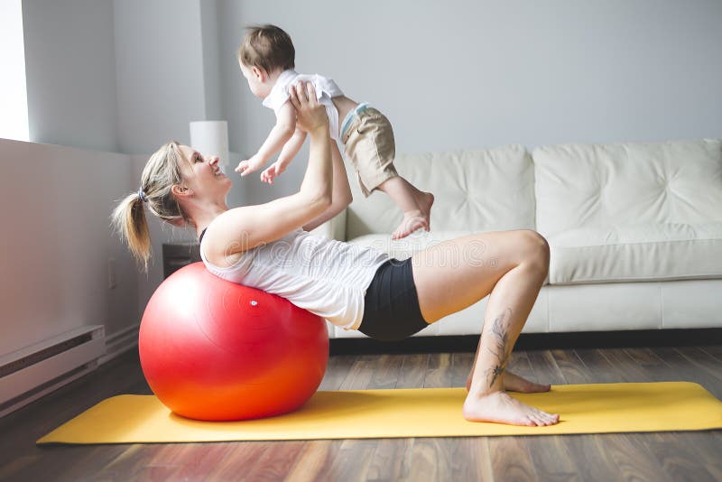 Sport bemuttert teilnimmt an Eignung und Yoga mit einem Baby zu Hause
