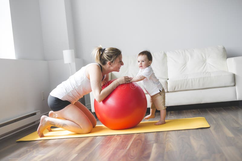 Sport bemuttert teilnimmt an Eignung und Yoga mit einem Baby zu Hause