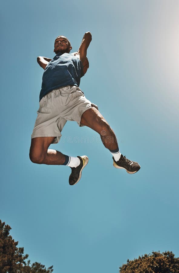 Sport Bleu Ciel Et Basket Homme Sauter Pour La Competition De Jeu Ou Slam Dunk Entrainement Ou Entrainement. energie elevee Image stock Image du piece homme 271497331