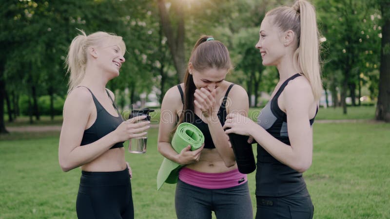 Sport d'équipe dans la nature. clips vidéos