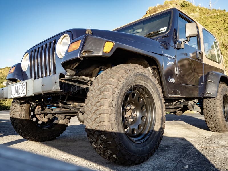 Jeep avec peinture spéciale nommée raptor/LINE X (engins de chantier),  réhausse, gros gros pneus, etc. Moteur d'origine ;-)