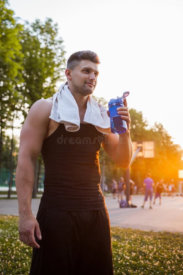 Sport der kurzen Pause, der Vitamingetränk im Freien ausbildet stockfotos Sport der kurzen Pause, der Vitamingetränk im Freien ausbildet stockfotos