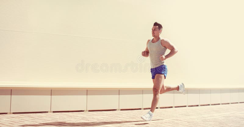 Sport di allenamento alla fitness e stile di vita salutare - sportivo che corre in città in una giornata di sole