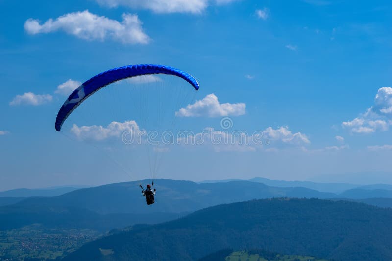 Sport di parapendio con i paesaggi piacevoli immagini stock Sport di parapendio con i paesaggi piacevoli immagini stock