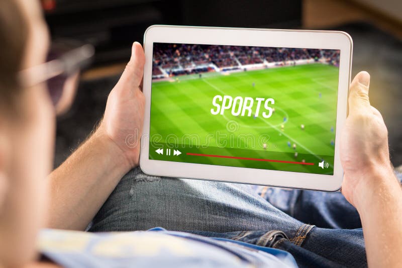Sport di sorveglianza dell'uomo sulla compressa Gioco di calcio e di calcio immagini stock libere da diritti Sport di sorveglianza dell'uomo sulla compressa Gioco di calcio e di calcio immagini stock libere da diritti