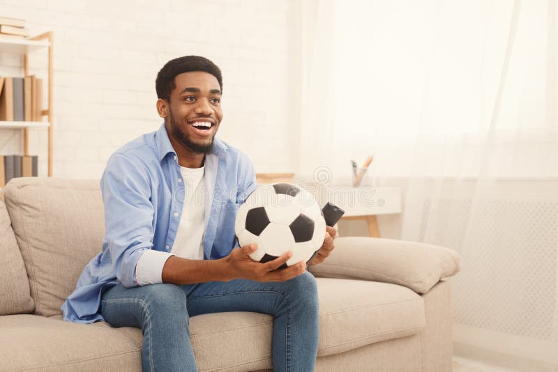 Sport di sorveglianza emozionanti del tipo nero sulla TV a casa immagine stock libera da diritti Sport di sorveglianza emozionanti del tipo nero sulla TV a casa immagine stock libera da diritti
