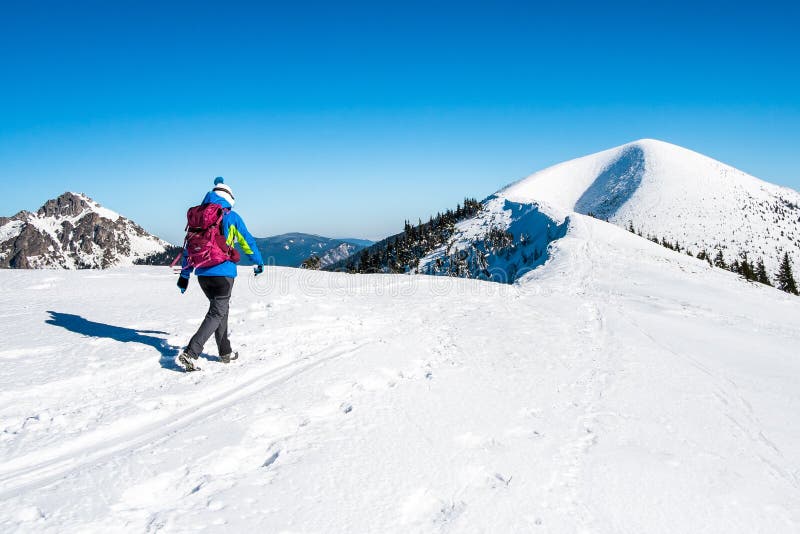 Sport- Frau im Hochgebirge lizenzfreies stockbild Sport- Frau im Hochgebirge lizenzfreies stockbild