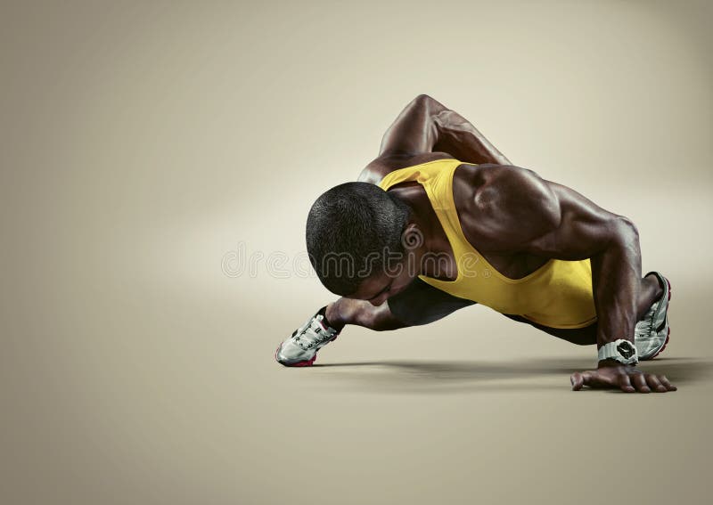 Sport Jeune homme sportif faisant des pousées images stock