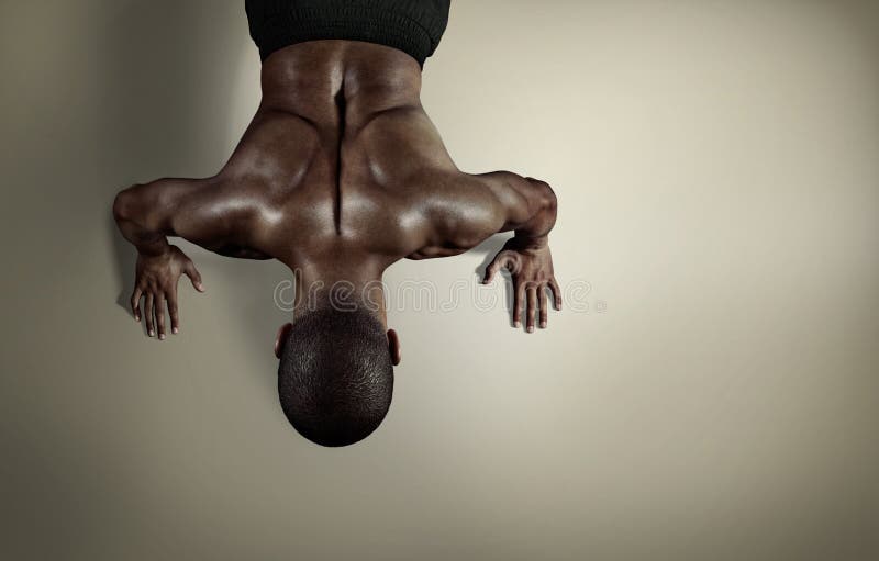 Sport Jeune homme sportif faisant des pousées photos stock
