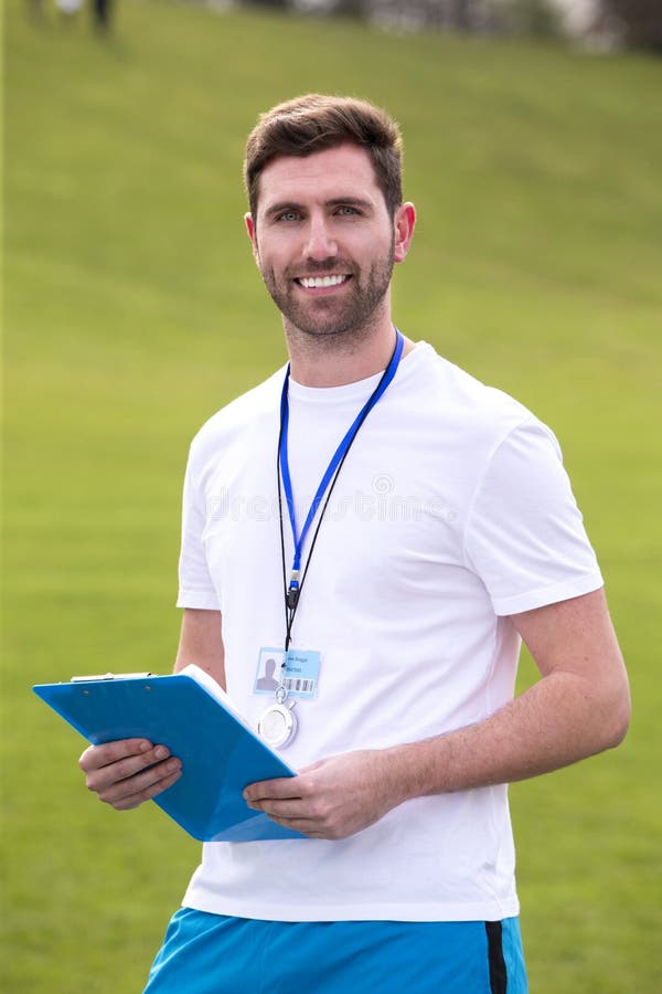 Sportlehrer Und schulkinder Unter Verwendung Der Digitalen Tablette