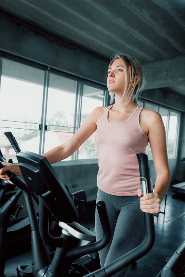 Sport Mooie vrouw oefent werk uit op Elliptical in Fitness Training Club, vrij blanke vrouwen in Sportkleding Werken stock foto Sport Mooie vrouw oefent werk uit op Elliptical in Fitness Training Club, vrij blanke vrouwen in Sportkleding Werken stock foto