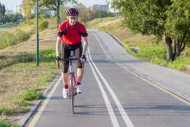 Sport och cyklaidéer Stående av den yrkesmässiga manliga cyklisten arkivfoto Sport och cyklaidéer Stående av den yrkesmässiga manliga cyklisten arkivfoto