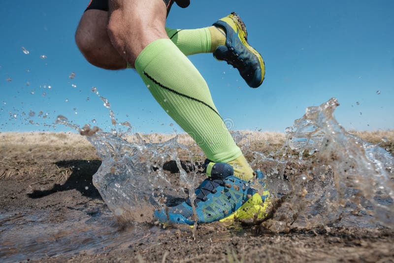 Running stone. Вено на бегу и. Cross Country Running stock pictures.