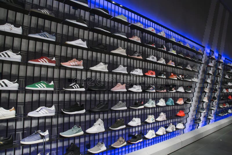 je bent afgunst Meting Sport Shoes on Shelves in Adidas Sports Shop Editorial Photo - Image of  blue, color: 92464406