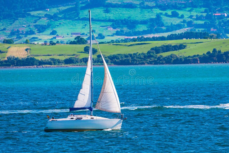 Sport varend schip die door baai varen royalty-vrije stock foto Sport varend schip die door baai varen royalty-vrije stock foto