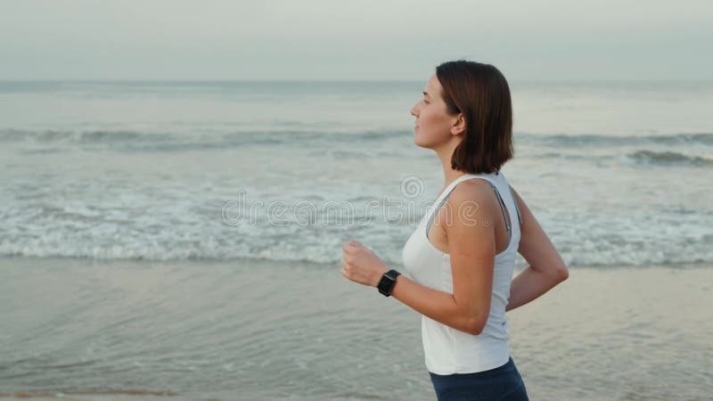 Sport weiblicher Läufer tragendes Laufsmartwatch mit schwarzem verbogenem Glasmit Berührungseingabe Bildschirm des Uhrenarmband-f