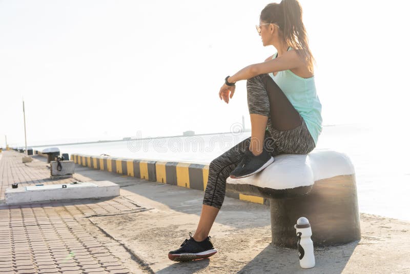 Sporta i stylu życia pojęcie - kobieta odpoczywa bawi się outdoors po robić zdjęcie royalty free Sporta i stylu życia pojęcie - kobieta odpoczywa bawi się outdoors po robić zdjęcie royalty free