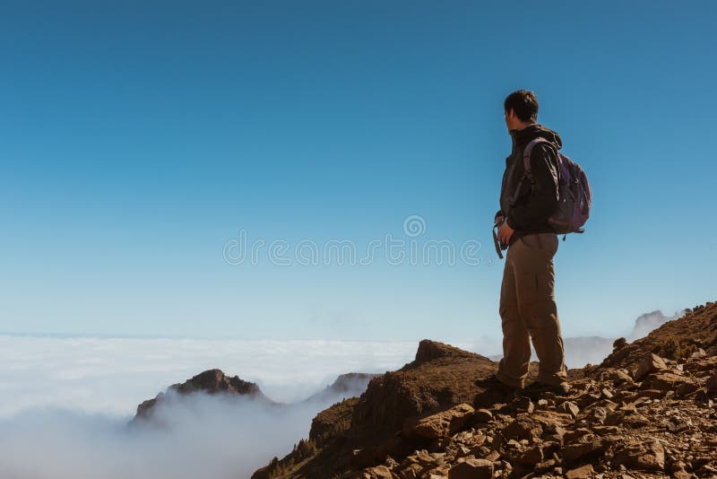 Sporta m??czyzna na g?rze g?ry Tenerife kanarek fotografia stock Sporta m??czyzna na g?rze g?ry Tenerife kanarek fotografia stock