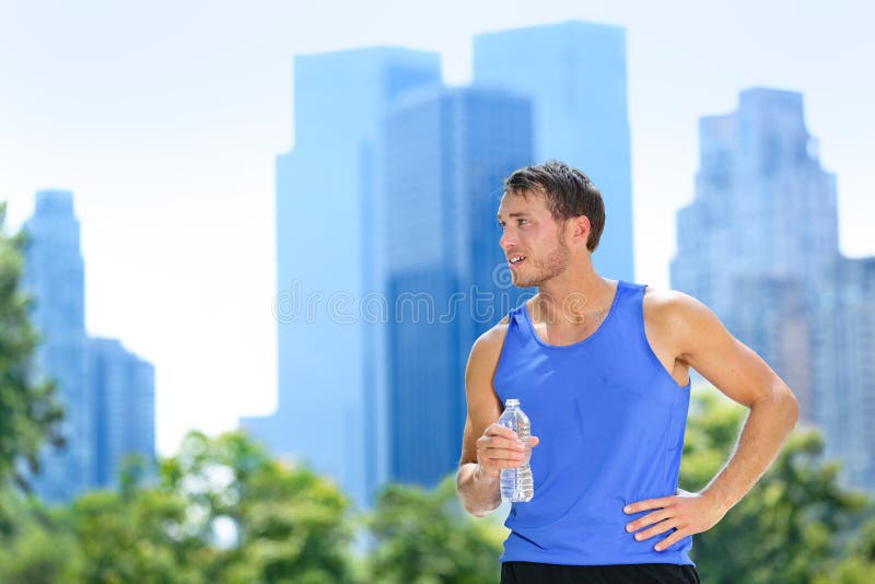 Sporta mężczyzna wody pitnej butelka w Miasto Nowy Jork obraz royalty free Sporta mężczyzna wody pitnej butelka w Miasto Nowy Jork obraz royalty free