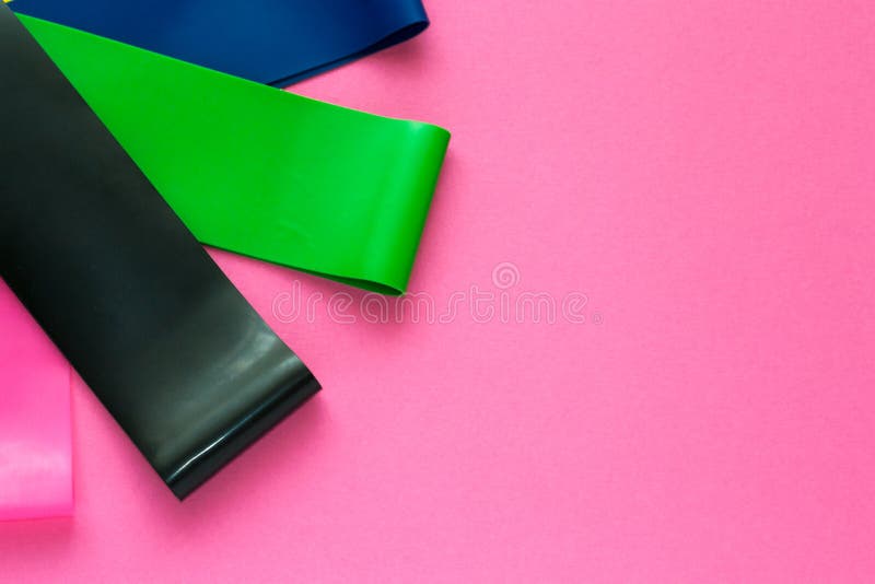 Sporta pojęcie - set kolorowej sprawności fizycznej elastyczni expanders dla kobiety na różowym tle Zdrowa stylu życia i ciężaru zdjęcie stock Sporta pojęcie - set kolorowej sprawności fizycznej elastyczni expanders dla kobiety na różowym tle Zdrowa stylu życia i ciężaru zdjęcie stock