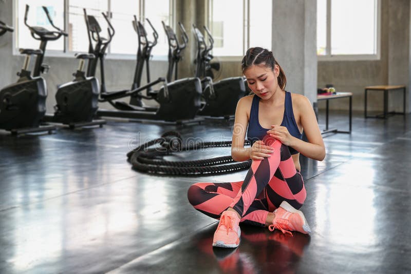 Sporta urazu pojęcie Kobiety są kolanowym bólem od mylnego exerci zdjęcia royalty free Sporta urazu pojęcie Kobiety są kolanowym bólem od mylnego exerci zdjęcia royalty free