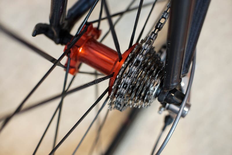 Sportar cyklar den röda bakre axeln med att springa kassettkugghjul på lättvikts- kanter arkivfoto Sportar cyklar den röda bakre axeln med att springa kassettkugghjul på lättvikts- kanter arkivfoto