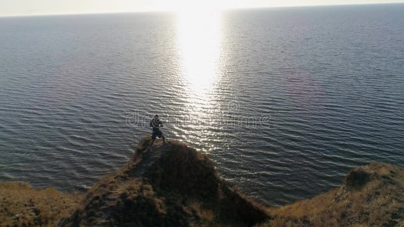 Sportar på öppen luft, pugilistmän för att boxas utbildning på den härliga naturen nära havet med skinande vatten mot himmel in