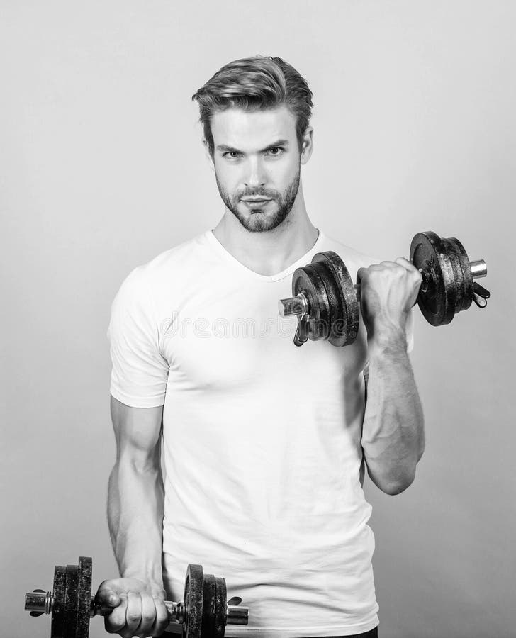 Sportausrüstung Fitness- und Bodybuilding-Sport Sportleben Sportmotivation Praktischer Kerl-Workout Übung bei lizenzfreie stockfotos Sportausrüstung Fitness- und Bodybuilding-Sport Sportleben Sportmotivation Praktischer Kerl-Workout Übung bei lizenzfreie stockfotos