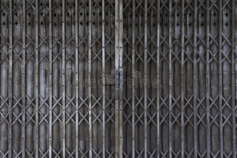 Sportello d'annata, vecchi portoni di scivolamento arrugginiti del ferro, fondo fotografia stock Sportello d'annata, vecchi portoni di scivolamento arrugginiti del ferro, fondo fotografia stock