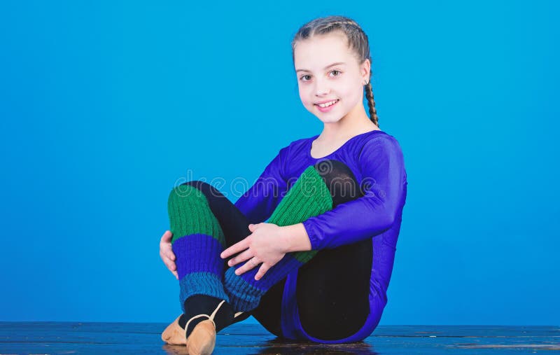 Sporten f?r rytmisk gymnastik kombinerar best?ndsdelbalettdans Minut som ska kopplas av F?r gymnastsportar f?r flicka liten body arkivbilder Sporten f?r rytmisk gymnastik kombinerar best?ndsdelbalettdans Minut som ska kopplas av F?r gymnastsportar f?r flicka liten body arkivbilder