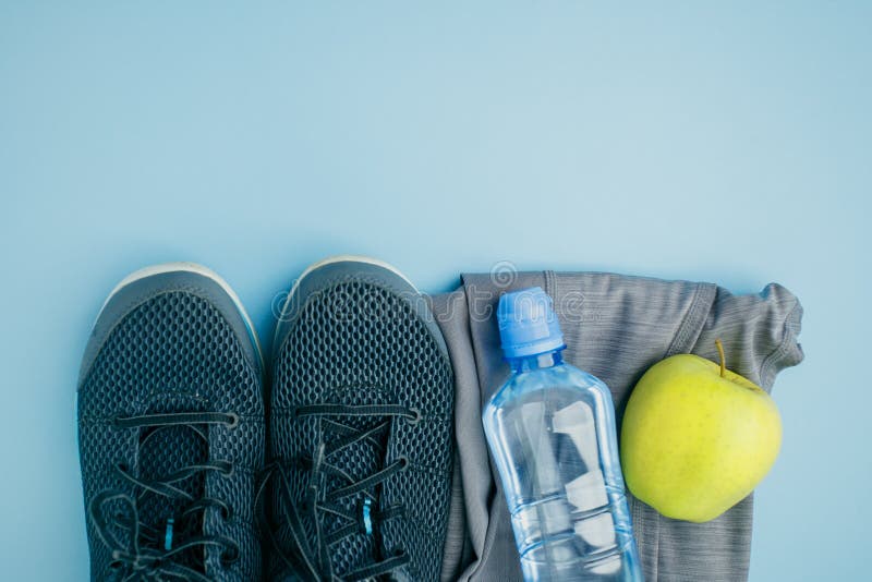 Sporten, kondition, den sunda livsstilen, cardio utbildning och objektbegreppet - st?ng sig upp av kvinnliga sportar som bekl?r, royaltyfria bilder Sporten, kondition, den sunda livsstilen, cardio utbildning och objektbegreppet - st?ng sig upp av kvinnliga sportar som bekl?r, royaltyfria bilder