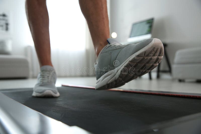 Sportieve man traint thuis op een loopband, close-up royalty-vrije stock foto