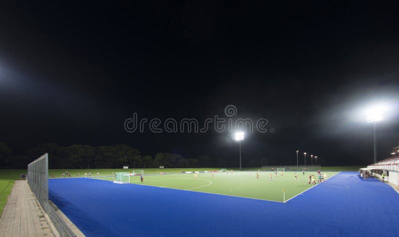 Sportfeld nachts stockfotografie Sportfeld nachts stockfotografie