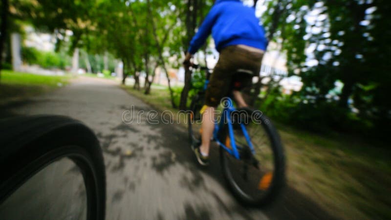 Sportfiets - van de Fietswielen en weg perspectief het berijden de zomer Close-up die een Fietswiel berijden stock afbeeldingen Sportfiets - van de Fietswielen en weg perspectief het berijden de zomer Close-up die een Fietswiel berijden stock afbeeldingen