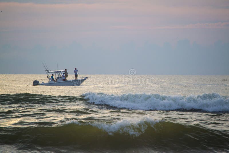 Sportfiske precis av den Florida kusten på soluppgång