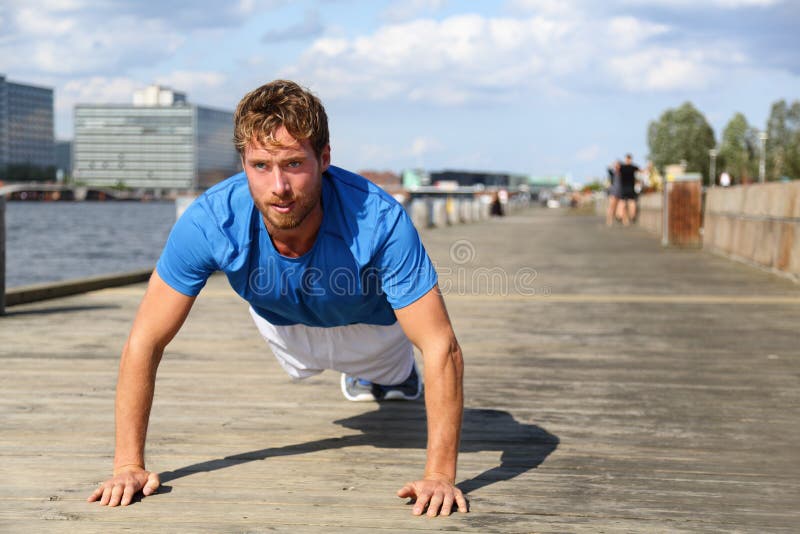 Sportfitness mensenopdrukoefeningen stock afbeelding Sportfitness mensenopdrukoefeningen stock afbeelding