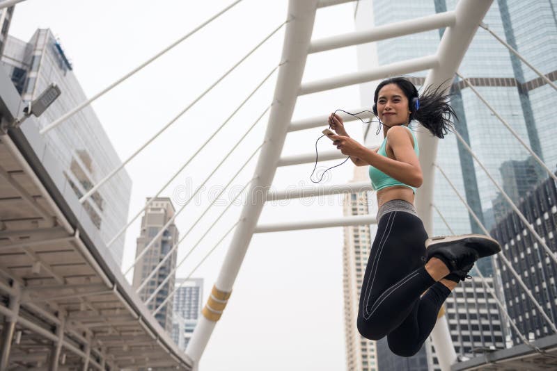 Sportfrau springen Übung in der städtischen Stadt lizenzfreie stockfotos Sportfrau springen Übung in der städtischen Stadt lizenzfreie stockfotos