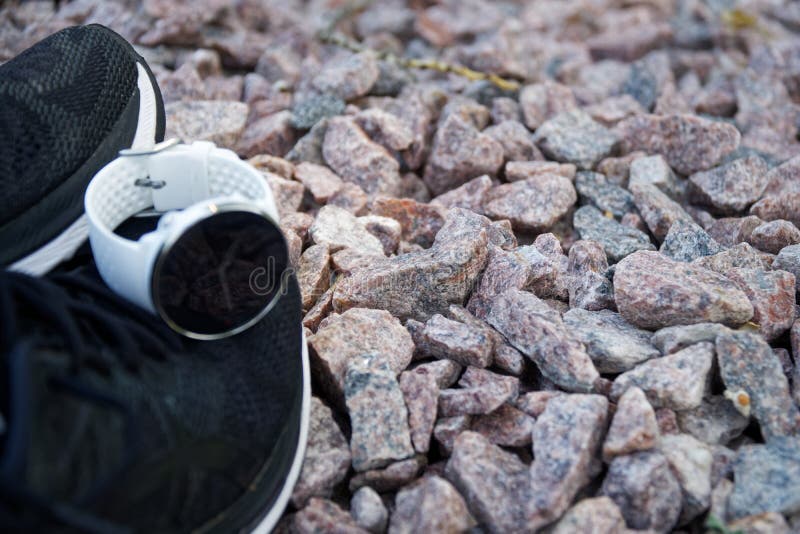 Sporthorloge voor crossfit en triatlon op de loopschoenen Slim horloge voor het volgen van dagelijkse activiteit en sterkte oplei stock fotografie Sporthorloge voor crossfit en triatlon op de loopschoenen Slim horloge voor het volgen van dagelijkse activiteit en sterkte oplei stock fotografie