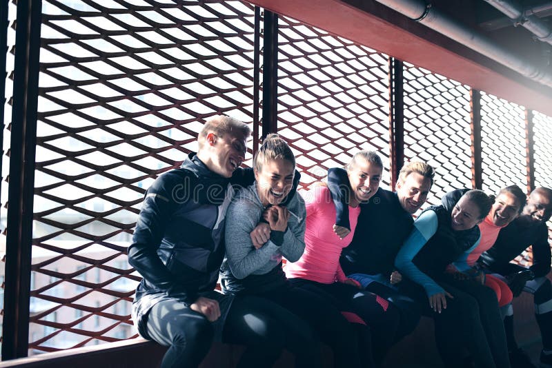 Sportieve en mensen die zitten koesteren royalty-vrije stock foto Sportieve en mensen die zitten koesteren royalty-vrije stock foto
