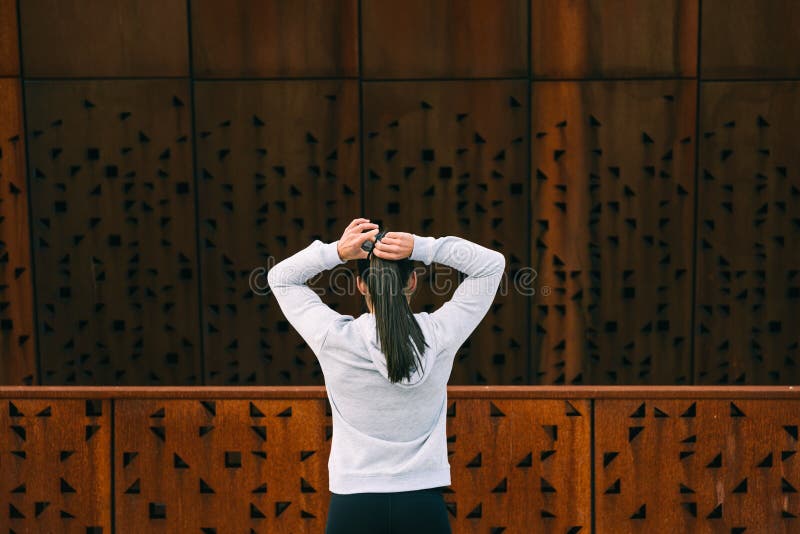 Sportieve geschiktheidsvrouw die klaar voor stedelijke training worden royalty-vrije stock afbeeldingen Sportieve geschiktheidsvrouw die klaar voor stedelijke training worden royalty-vrije stock afbeeldingen