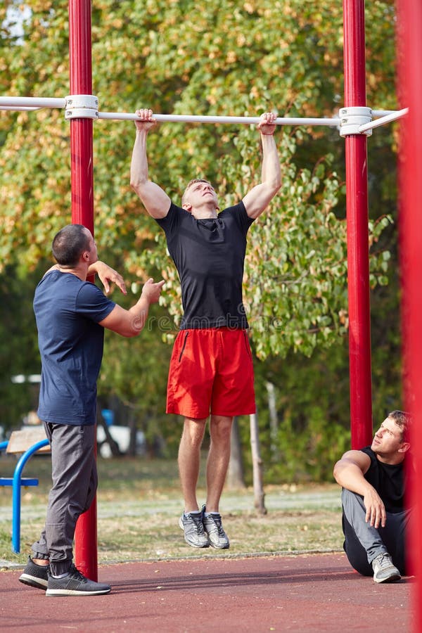 Sportieve mannelijke vrienden die op een vage parkachtergrond uitwerken Sportkledingsconcept stock afbeeldingen Sportieve mannelijke vrienden die op een vage parkachtergrond uitwerken Sportkledingsconcept stock afbeeldingen